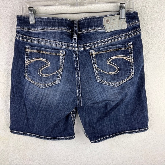 SILVER JEANS SHORTS. WAIST 29. No rips, tears or distressing. 4 pockets. - Picture 3 of 6